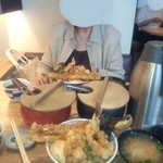 日本橋 天丼 金子半之助 本店 - テーブルがいっぱい！