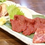 馬刺し2品盛り（霜降りとタンスモーク）