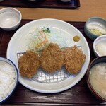 Katsutoshi - ランチのヒレカツ定食　ご飯、味噌汁、キャベツ、お新香おかわり自由！
