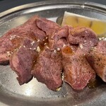 焼肉ホルモン せんべえ - 厚切り牛タン 1280円