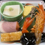 日本料理 紫水 - 前菜盛り合わせ（胡麻豆腐、卵焼き、鴨の燻製、蒲鉾、昆布巻、エビ）