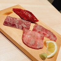 横浜 うしみつ - 奥からリブロース、ハラミ、ザブトン、タン元です