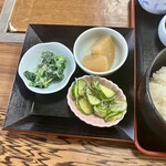 Yoshidaya - よしだや定食の小鉢と漬物