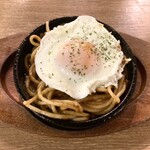 Hoteichan - 鉄板つまみ目玉焼きカレーパスタ【インドなつまみになるやつ】。