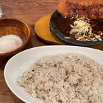 ホットスプーン - とんかつ牛すじ煮込みカレー、焼きチーズ、半熟たまごトッピング、十穀米特盛☆