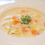 ヤナカ スギウラ - ランチコース 4300円 のアサリ出汁の野菜スープ