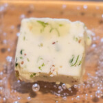 ヤナカ スギウラ - ランチコース 4300円 の海藻を練り込んだバター