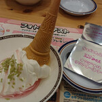 コメダ珈琲店 - 桜舞うおぱんちゅうさぎのソフトクリーム