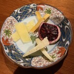 Sumibiyaki Torimu - お通し（チーズ3種+ドライフルーツ）
