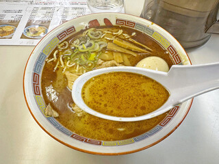 Hachiya - 豚骨ベースで鯖節を合わせた白っぽいスープで、醤油ダレと合わせても色は白っぽいですが、味はまろやかな醤油味