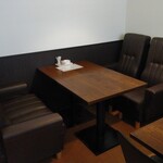 ひとやすみ - 店内（ボックス席）