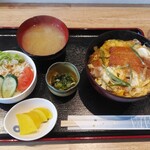 ひとやすみ - 玉子かつ丼（サラダは別）