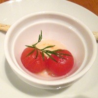 シャンパン食堂 - お通しは、紅茶に漬け込んだフルーツトマト　良いねぇ～♪