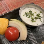 インディヤム - 付け合せは、ライタ、玉ねぎ、プチトマト、レモン