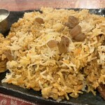インディヤム - チキンビリヤニ接写！
      チキンは骨なしで喰べやすいヤツ、ほんのり辛み、ボリュームは割と少なめです。