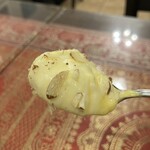 インディヤム - アムラクハンド浮遊！
      マンゴーとクリームチーズとヨーグルトを撹拌して200年ほど熟成したような味です。