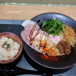 Niboshitantammensemmontenfutatsuboshi - 令和6年3月 ランチタイム(11:00〜15:00)
                      汁なし鯛担麺2辛 税込920円
                      ランチ鯛めしセット 税込150円