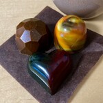 ジャラク コーヒー&カカオ - （手前から時計回り）ピスターシュチェリー330円、ラム（酒）330円、アールグレイ330円。（価格は全て税抜）見てるだけで幸せ、食べたらもっと幸せな気分になりました。