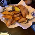 Fadó Irish Pub - フィッシュ&チップスはやはりフラッシュなシアトルのやつ食っちゃうとアレだけど、「いかにも」な懐かしな味でつい、うははと笑ってしまう