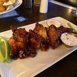 Fadó Irish Pub - ヂャンボウイングとあったから手羽先かと思ったら手羽元の方だった。素揚げにしてからギネス由来だというBBQソースを煎り絡めたような割烹。この類のものにしては甘味が強すぎずいい。