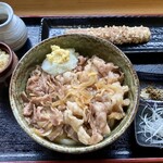 まつばら - オリーブ牛　肉ぶっかけ温（ちくわ天付き）980円。牛肉が甘くて美味しい、麺は太め、コシ強め。ムチャムチャ食欲を満たす一杯でした。