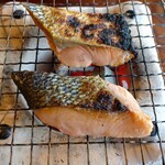 千年鮭 井筒屋 - マイ塩引き鮭！七輪でじっくり香ばしく育てる過程も楽しい！