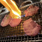 ホルモン焼肉 石大 - 