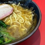 横浜家系ラーメン 駒岡家 - 鶏油は多め。スッキリしたスープ。