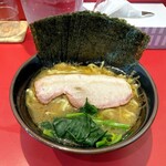 横浜家系ラーメン 駒岡家 - ラーメン800円麺硬め。海苔増し100円。