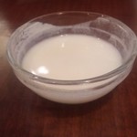 SHIN FYKU KI - 杏仁豆腐だと思って勢いよくとったらココナッツミルクだった　洋服　床が大惨事に。