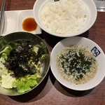 牛角 - セット　ご飯、わかめスープ、チョレギサラダ