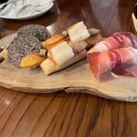 IL COTECHINO  - 左は胡麻が入った生ハム、スプーンに入ったソースで食べます。