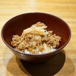 AKAI - ・廿日市産 舞茸と鹿児島県産 網獲り真鴨モモ肉のそぼろを使った炊き込みご飯