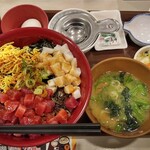 Sukiya - 海戦ちらしユッケ丼(特盛)+ずわい蟹汁おしんこセット