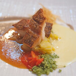 神楽坂 フレンチレストラン ラリアンス - ランチコース5280円 のハタのポワレ トマトの酸味とビスクソース