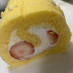 ナチュレル - 料理写真:土日限定ロールケーキ　いちごの酸味が合います