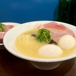 むかん 初台 - 名古屋コーチン鶏白湯・味玉ダブル