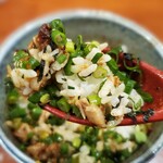 らーめん吉山商店 - ねぎの辛み少なめ、鰹風味が効いていて美味しい