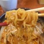 らーめん吉山商店 本店 - 熟成された中太ちぢれ麺は食感良く風味豊か