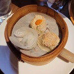 上海茶房 Lu-Lu-Cha - 鶏シューマイ、ホタテ？だったと思います。