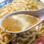 龍上海 - 赤湯からみそラーメン大盛りのからみそを混ぜた後のスープ