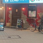 ダイニングバー&たこやき BNO - BINOビーノ〜お店前〜寒い！風ビュービュー！　　春の嵐！何度も看板が飛び、ペットボトルを重しにして苦労されていた。(^_-)