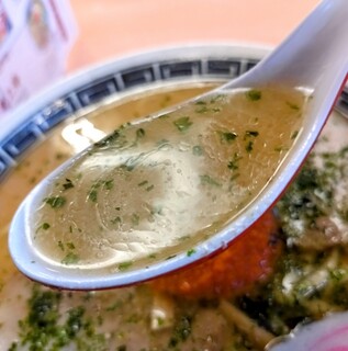 Ryuushanhai - 赤湯からみそラーメン大盛りのからみそを混ぜる前のスープ