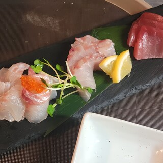 Assorted sashimi