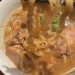 いかれたヌードル フィッシュトンズ - 麺リフト