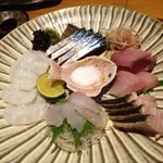 Ebisu Kichinoza - 刺身５点盛り。しめ鯖、鰤、水だこ、真鯛、炙った鰆。