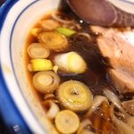 烈志笑魚油 麺香房 三く - ネギがプカプカとたっぷり♪