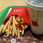 マクドナルド - ポテトのLサイズの容器には、黄色いラインが上部に有るのですよね。Lサイズでもどんとこいだったかも。寒さには塩。とにかく塩。震えを止める神。塩湖。