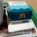 マクドナルド - 席に持って来てくれるのは、脱力して動けない私には有り難かったです。鮭やエビフライ、唐揚げに合うタルタルソースは神。ゴッド。　肉魚合う万能のタルタルの　フィレオオーダー　番号の席