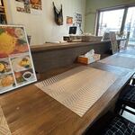 Omuraisu Ando Kafe Anero - お店はカウンターのみ４席の小さなお店です。